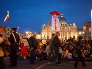 Der gefüllte Petersplatz abends vor der Seligsprechung