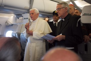 Papst Benedikt gibt im Flugzeug nach Berlin eine Pressekonferenz