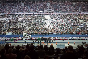 Papst Benedikt XVI. fährt im gefüllten Olympiastadion im Papamobil durch die Menschen