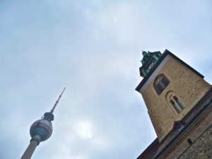 Blick auf die Marienkirche in Berlin Mitte und auf den Fernsehturm, Berlin
