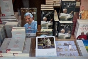 Ein Blick in einen Buchladen in Erfurt, voller Benedikt XVI.-Titel