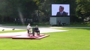 Papst Benedikt und Präsident Wulff bei den Begrüßungsansprachen im Garten von Schloss Belvue