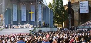 EIn Blick auf den Papstaltar in Erfurt, Papst Benedikt inzensiert den Altar