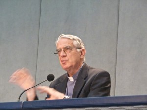 Vatikansprecher Federico Lombardi bei einer Pressekonferenz