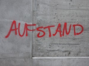 Grafiti an einer Wand in der Bankenstast Zürich. Dort steht "Aufstand"