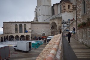 Assisi, der Platz vor San Francesco, die letzten Vorbereitungen für das Friedenstreffen
