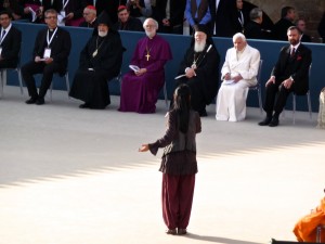 Aus der Abschlusszeremonie von Assisi: Eine Sängerin trägt vor dem Papst vor