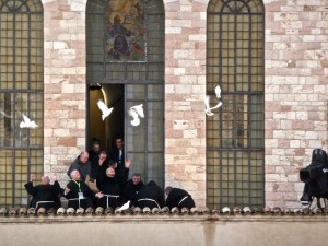 Abschlusszeremonie zum Assisi-Friedenstreffen: Franziskanerbrüder lassen weiße Tauben fliegen