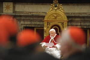 Papst Benedikt XVI. in der Sala Clementina bei der Weihnachtsansprache vor Kardinälen und Mitarbeitern der Kurie