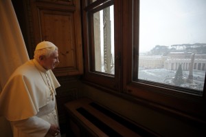 Der Papst blickt aus seinem Arbeitszimmer auf den Schnee auf dem Petersplatz
