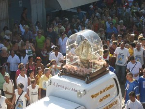 Das Bild der Jungfrau von Cobre bei der Prozession durch Kuba