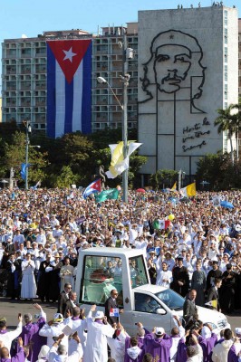 Papst Benedikt auf der Plaza de la Revolución in Cuba, vor der Messe