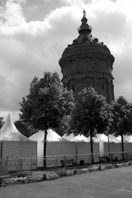 Zelte um den Wasserturm in Mannheim