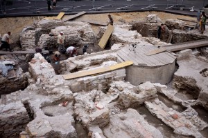 Die Ausgrabungen auf dem Domplatz in Sankt Pölten von oben gesehen