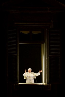 Papst Benedikt segnet von seinem Fenster aus