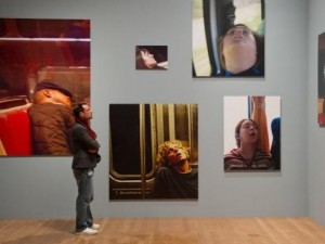 Ausstellung in Frankfurt: ein Besucher vor Fotos