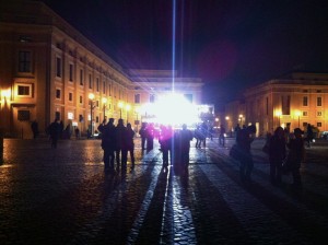 Vor dem Petersplatz, die Medientribüne