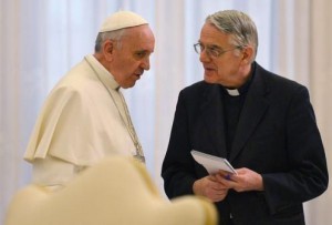 Papst Franziskus und Vatikansprecher Pater Federico Lombardi