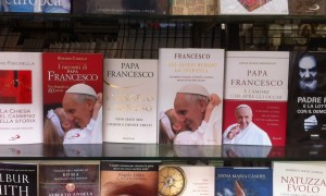 Bücher über Papst Franziskus in der Auslage einer Buchhandlung