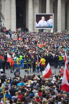 Menschen auf dem Petersplatz bei der Heiligsprechung