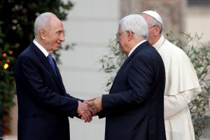 Einer muss halt anfangen: Shimon Peres (l) und Mahmud Abbas, dahinter der Papst beim Friedensgebet in den Vatikanischen Gärten 2014