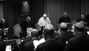 Papst Franziskus leitet das Morgengebet bei der Bischofssynode in rom