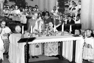 Papst Paul VI. feiert die erste Papstmesse auf Italienisch