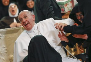 Umringt und umarmt von klausulierten Schwestern: Der Papst in Neapel
