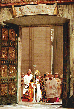 Johannes Paul II. öffnet im Jahr 2000 die Heilige Pforte des Petersdoms
