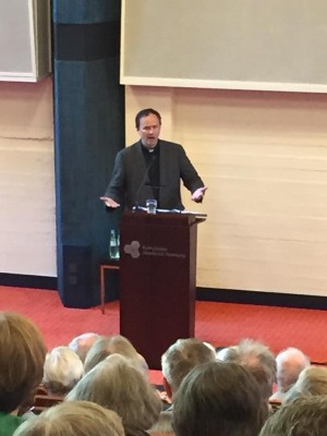 Pater Bernd Hagenkord bei einem Vortrag in Hamburg