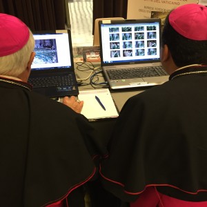 Bischöfe betrachten die Fotoauswahl der Synode