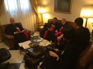 Vor der Pressekonferenz: Im Büro sind die Bischöfe Kurtz (USA/links) und Osorno (Spanien/rechts) dazwischen Kardinal Tagle (Philippinen).
