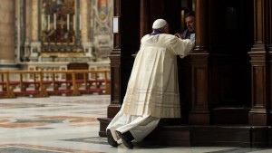 Papst Franziskus beichtet in Sankt Peter