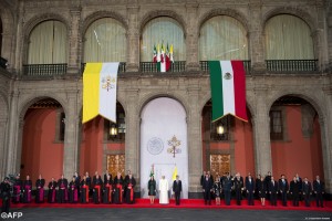 Die Elite Mexikos, in der Mitte der Gast Papst Franziskus