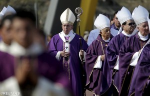 Papst Franziskus beim Einzug ins Stadion von Morelia zur Feier der Messe