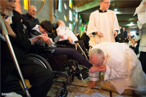 Missionar durch Zeugnis: Fußwaschung durch den Papst 2014