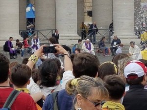 Papst Franziskus hört Beichte auf dem Petersplatz