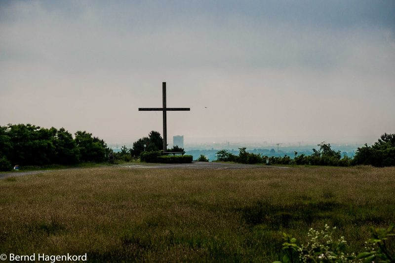 Oben auf der Halde: Das Kreuz und der Blick über das Ruhrgebiet