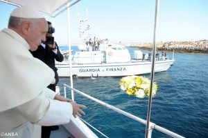 Ein Kranz für die Verstorbenen: Der Papst 2013 auf Lampedusa