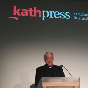 Pater Lombardi beim Vortrag in Wien