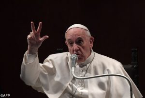 Papst Franziskus mahnt: Hier bei einem Besuch in einer römischen Pfarrei