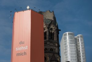 Berlin: Die Gedächtniskirche ist Werbefläche für den Kirchentag