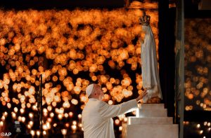 Papst Franziskus betet in Fatima