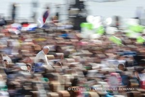 Papst Franziskus wird mit dem Papamobil durch die Menschen auf dem Petersplatz gefahren