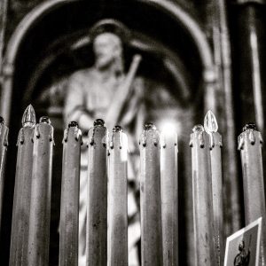 Rom: Kerzen vor einer Heiligenfigur