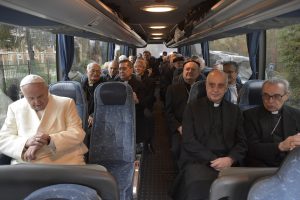 Der Papst nimmt den Bus