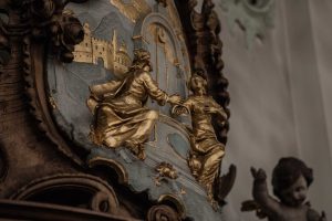 Jesusbegegnung am Brunnen: Darstellung an einem Beiststuhl im Dom Sankt Gallen