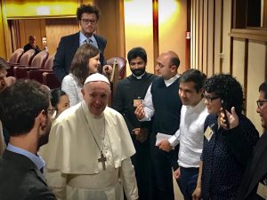 Unter jungen Menschen bei der Synode: Der Papst